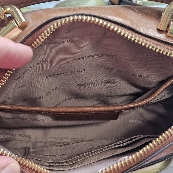 MICHAEL KORS MOTT MINI CRINKLED CALF LEATHER CROSSBODY - Picture 7 of 10